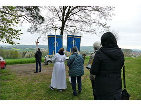 Bittprozession an der Weingartenkapelle (Foto: Karl-Franz Thiede)